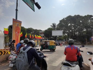 Bangalore, Karnataka, Hindistan-20 Şubat 2021: Magadi Road Tolgate 'e yakın çekim sabah güzel bir görüntü ve çemberde sallanan karnataka bayrağı.