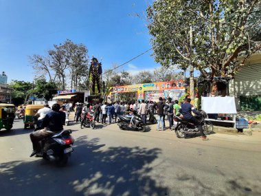 Bangalore, Karnataka, Hindistan-Mar 11 2021: Kannada aktörü Challenging Star Darshan, Roberrt romantizm ve maceralar serisinin kapanışı, Kumaraswamy Tiyatrosu 'nun girişindeki film kahramanı