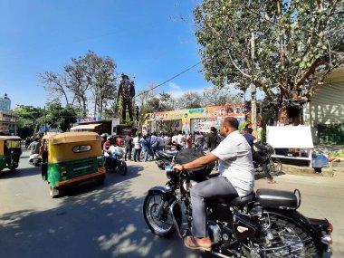 Bangalore, Karnataka, Hindistan-Mar 11 2021: Kannada aktörü Challenging Star Darshan, Roberrt romantizm ve maceralar serisinin kapanışı, Kumaraswamy Tiyatrosu 'nun girişindeki film kahramanı