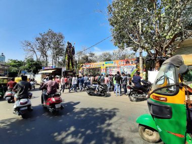 Bangalore, Karnataka, Hindistan-Mar 11 2021: Kannada aktörü Challenging Star Darshan, Roberrt romantizm ve maceralar serisinin kapanışı, Kumaraswamy Tiyatrosu 'nun girişindeki film kahramanı