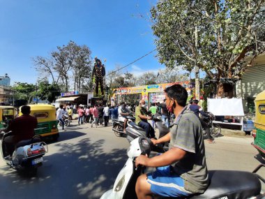 Bangalore, Karnataka, Hindistan-Mar 11 2021: Kannada aktörü Challenging Star Darshan, Roberrt romantizm ve maceralar serisinin kapanışı, Kumaraswamy Tiyatrosu 'nun girişindeki film kahramanı