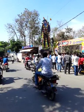 Bangalore, Karnataka, Hindistan-Mar 11 2021: Kannada aktörü Challenging Star Darshan, Roberrt romantizm ve maceralar serisinin kapanışı, Kumaraswamy Tiyatrosu 'nun girişindeki film kahramanı