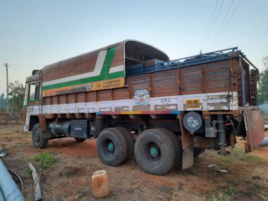 Bangalore, Karnataka, Hindistan-07 Mart 2021: Bayanlar başlamadan önce Borewell Sondaj Kamyonu veya araçları aletler, boru, makine ve çalışma gücü ve puja ile kapatıldı