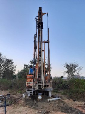 Bangalore, Karnataka, Hindistan-07 Mart 2021: Bayanlar başlamadan önce Borewell Sondaj Kamyonu veya araçları aletler, boru, makine ve çalışma gücü ve puja ile kapatıldı