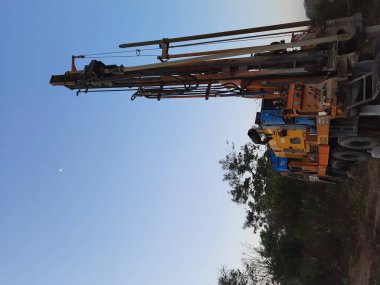 Bangalore, Karnataka, Hindistan-07 Mart 2021: Bayanlar başlamadan önce Borewell Sondaj Kamyonu veya araçları aletler, boru, makine ve çalışma gücü ve puja ile kapatıldı