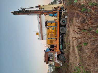 Bangalore, Karnataka, Hindistan-07 Mart 2021: Bayanlar başlamadan önce Borewell Sondaj Kamyonu veya araçları aletler, boru, makine ve çalışma gücü ve puja ile kapatıldı