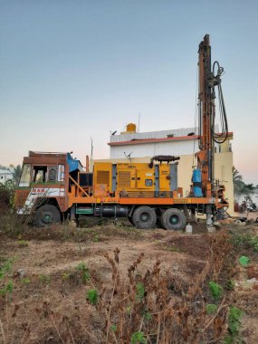 Bangalore, Karnataka, Hindistan-07 Mart 2021: Bayanlar başlamadan önce Borewell Sondaj Kamyonu veya araçları aletler, boru, makine ve çalışma gücü ve puja ile kapatıldı