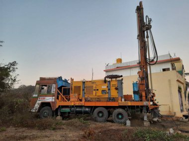 Bangalore, Karnataka, Hindistan-07 Mart 2021: Bayanlar başlamadan önce Borewell Sondaj Kamyonu veya araçları aletler, boru, makine ve çalışma gücü ve puja ile kapatıldı