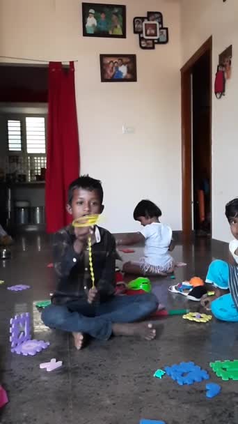 Bangalore Karnataka India Mar 2021 Ομάδα Παιδιών Παίζουν Χρησιμοποιώντας Αγγλικό — Αρχείο Βίντεο