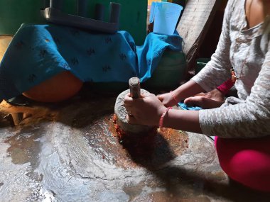 Masala ya da Chutney 'i öğüten yakın plan Hintli bir kız.