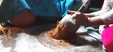 Channapatna, Karnataka, Hindistan-Mar 14 2021: Masala ya da Chutney 'i geleneksel olarak öğüten Hintli Kız