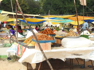 Lepakshi, Andhra Pradesh, Hindistan-Ocak 03 2021: Tapınak Lepakshi, Andhra Pradesh, Hindistan-Jan 03 2021: Kırsal bir bölgede farklı tipte tatlı ve karışımlar satılıyor