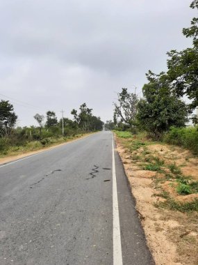 Orman bölgesindeki güzel boş Hint otoyolu asfalt yollarına yakın çekim.