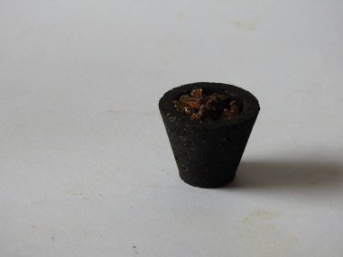 Sambrani parfümlü Dhoop 'un yakın çekimleri Beyaz arka planda izole edilmiş Doğal Yuva Loban Bardakları