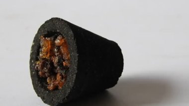 Sambrani parfümlü Dhoop 'un yakın çekimleri Beyaz arka planda izole edilmiş Doğal Yuva Loban Bardakları