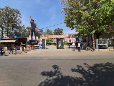 Banglaore, Karnataka, Hindistan-Nisan 03-2021: Sandal Ormanı 'nın ünlü aktörü Güç Yıldızı Punith Rajkumar, Yuvarathnaa Movie Cutout' un çekimleri sinemanın çıkış gününde sinemanın girişinde.