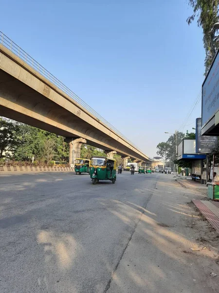 2021年4月7日印度卡纳塔克邦班加罗尔 关闭位于Yeshwanthpur火车站附近的Namma地铁天桥或桥梁 沥青公路车辆在自然背景下行驶 — 图库照片