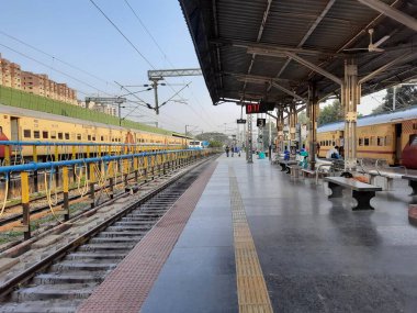 Bangalore, Karnataka, India-Apr 07 2021: Yesvantpur Junction tren istasyonunun kapatılması istasyon koridoru, yürüyen merdiven, yaya yolu, küçük bir dükkan ve sembollü bir platformda trenler