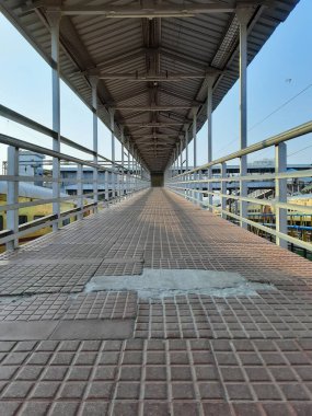 Bangalore, Karnataka, India-Apr 07 2021: Yesvantpur Junction tren istasyonunun kapatılması istasyon koridoru, yürüyen merdiven, yaya yolu, küçük bir dükkan ve sembollü bir platformda trenler