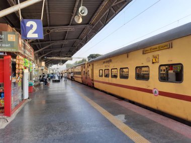 Bangalore, Karnataka, India-Apr 07 2021: Yesvantpur Junction tren istasyonunun kapatılması istasyon koridoru, yürüyen merdiven, yaya yolu, küçük bir dükkan ve sembollü bir platformda trenler