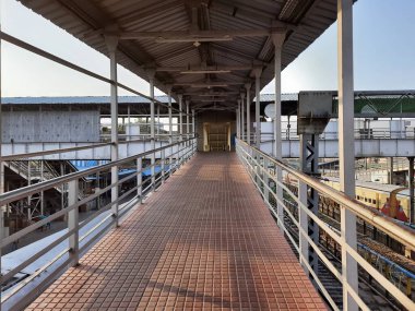 Bangalore, Karnataka, India-Apr 07 2021: Yesvantpur Junction tren istasyonunun kapatılması istasyon koridoru, yürüyen merdiven, yaya yolu, küçük bir dükkan ve sembollü bir platformda trenler