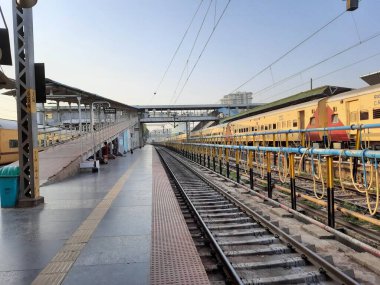 Bangalore, Karnataka, India-Apr 07 2021: Yesvantpur Junction tren istasyonunun kapatılması istasyon koridoru, yürüyen merdiven, yaya yolu, küçük bir dükkan ve sembollü bir platformda trenler
