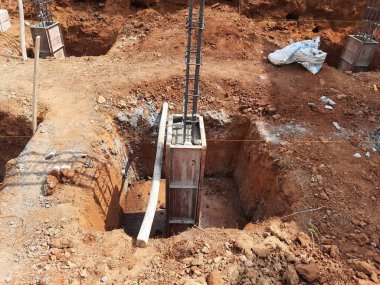 Çimento bloğu ve m kumu ya da boş kırsal alanda yapay kum olan yeni bir bina inşaatı yakın plan.