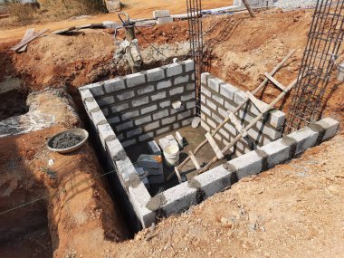 Çimento bloğu ve m kumu ya da boş kırsal alanda yapay kum olan yeni bir bina inşaatı yakın plan.