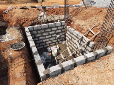 Çimento bloğu ve m kumu ya da boş kırsal alanda yapay kum olan yeni bir bina inşaatı yakın plan.