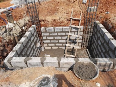 Çimento bloğu ve m kumu ya da boş kırsal alanda yapay kum olan yeni bir bina inşaatı yakın plan.