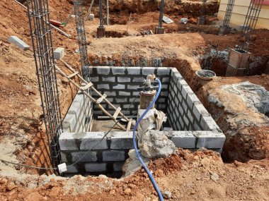 Çimento bloğu ve m kumu ya da boş kırsal alanda yapay kum olan yeni bir bina inşaatı yakın plan.