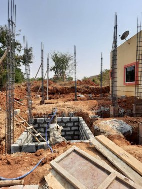 Çimento bloğu ve m kumu ya da boş kırsal alanda yapay kum olan yeni bir bina inşaatı yakın plan.