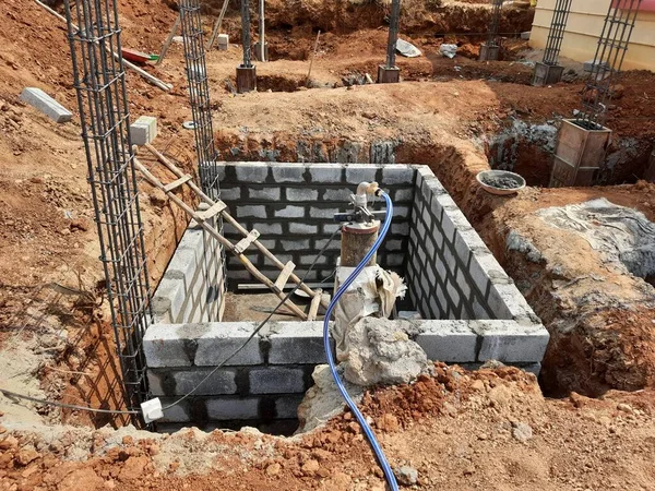 Çimento bloğu ve m kumu ya da boş kırsal alanda yapay kum olan yeni bir bina inşaatı yakın plan.