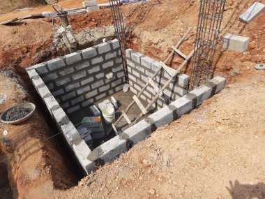 Bangalore, Karnataka, Hindistan-Nisan 10 2021: Sütun, kiriş, çukur ve su kuyusu inşaatının çimento bloğu kullanılarak inşa edilmesi