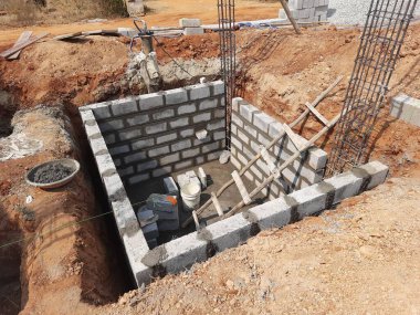 Bangalore, Karnataka, Hindistan-Nisan 10 2021: Sütun, kiriş, çukur ve su kuyusu inşaatının çimento bloğu kullanılarak inşa edilmesi