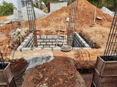 Bangalore, Karnataka, Hindistan-Nisan 10 2021: Sütun, kiriş, çukur ve su kuyusu inşaatının çimento bloğu kullanılarak inşa edilmesi