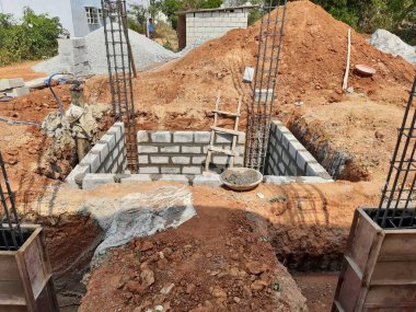 Bangalore, Karnataka, Hindistan-Nisan 10 2021: Sütun, kiriş, çukur ve su kuyusu inşaatının çimento bloğu kullanılarak inşa edilmesi