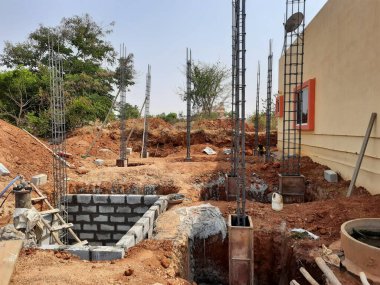 Bangalore, Karnataka, Hindistan-Nisan 10 2021: Sütun, kiriş, çukur ve su kuyusu inşaatının çimento bloğu kullanılarak inşa edilmesi