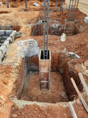 Bangalore, Karnataka, Hindistan-Nisan 10 2021: Sütun, kiriş, çukur ve su kuyusu inşaatının çimento bloğu kullanılarak inşa edilmesi