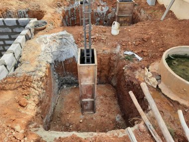 Bangalore, Karnataka, Hindistan-Nisan 10 2021: Sütun, kiriş, çukur ve su kuyusu inşaatının çimento bloğu kullanılarak inşa edilmesi