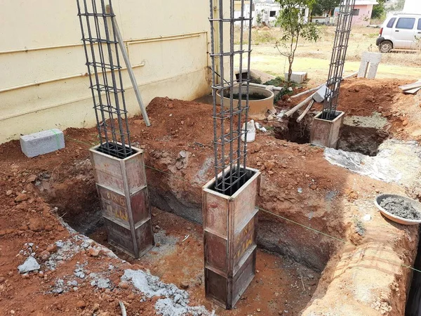 Bangalore, Karnataka, Hindistan-Nisan 10 2021: Sütun, kiriş, çukur ve su kuyusu inşaatının çimento bloğu kullanılarak inşa edilmesi