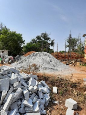 Bangalore, Karnataka, Hindistan-Nisan 17 2021: Kum, taş, boras gibi malzemelerle temel ilk iş veya inşaat, sump, sütun, kiriş ve paya gibi yapıların kapatılması.,