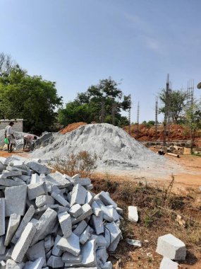 Bangalore, Karnataka, Hindistan-Nisan 17 2021: Kum, taş, boras gibi malzemelerle temel ilk iş veya inşaat, sump, sütun, kiriş ve paya gibi yapıların kapatılması.,