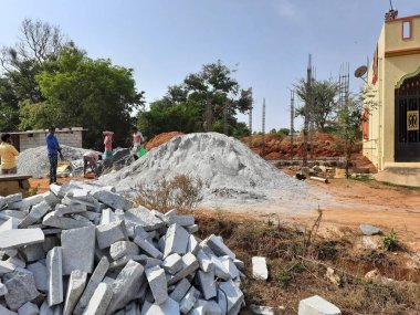 Bangalore, Karnataka, Hindistan-Nisan 17 2021: Kum, taş, boras gibi malzemelerle temel ilk iş veya inşaat, sump, sütun, kiriş ve paya gibi yapıların kapatılması.,