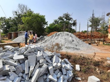 Bangalore, Karnataka, Hindistan-Nisan 17 2021: Kum, taş, boras gibi malzemelerle temel ilk iş veya inşaat, sump, sütun, kiriş ve paya gibi yapıların kapatılması.,