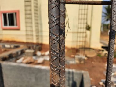 Bangalore, Karnataka, Hindistan-Nisan 17 2021: Kum, taş, boras gibi malzemelerle temel ilk iş veya inşaat, sump, sütun, kiriş ve paya gibi yapıların kapatılması.,