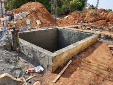 Bangalore, Karnataka, Hindistan-Nisan 17 2021: Kum, taş, boras gibi malzemelerle temel ilk iş veya inşaat, sump, sütun, kiriş ve paya gibi yapıların kapatılması.,