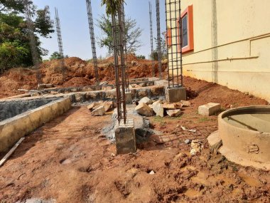 Bangalore, Karnataka, Hindistan-Nisan 17 2021: Kum, taş, boras gibi malzemelerle temel ilk iş veya inşaat, sump, sütun, kiriş ve paya gibi yapıların kapatılması.,
