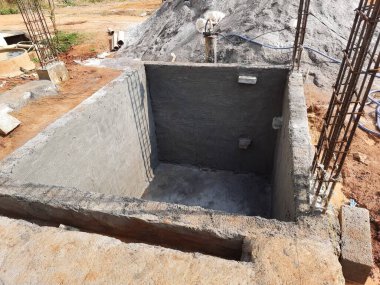 Bangalore, Karnataka, Hindistan-Nisan 17 2021: Kum, taş, boras gibi malzemelerle temel ilk iş veya inşaat, sump, sütun, kiriş ve paya gibi yapıların kapatılması.,