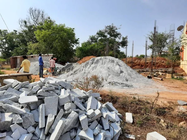 Bangalore, Karnataka, Hindistan-Nisan 17 2021: Kum, taş, boras gibi malzemelerle temel ilk iş veya inşaat, sump, sütun, kiriş ve paya gibi yapıların kapatılması.,